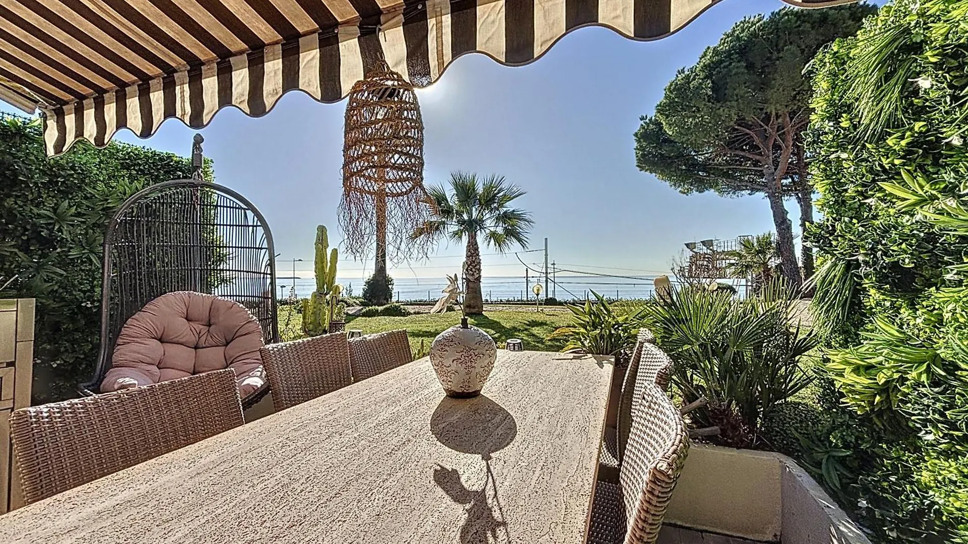 Superbe Duplexe Front De Mer, Acces Direct Aux Plages contacts